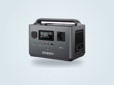 Power station portatile Aferiy P040 vista di tre quarti, schermo acceso con indicazione 100 % e una singola presa di rete