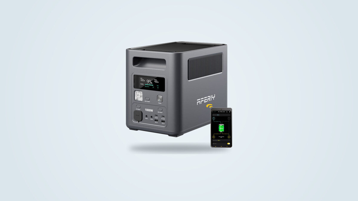 Power station portatile Aferiy P180 vista di tre quarti, schermo LCD acceso che mostra il 99 per cento di carica, app di controllo visibile in sovraimpressione