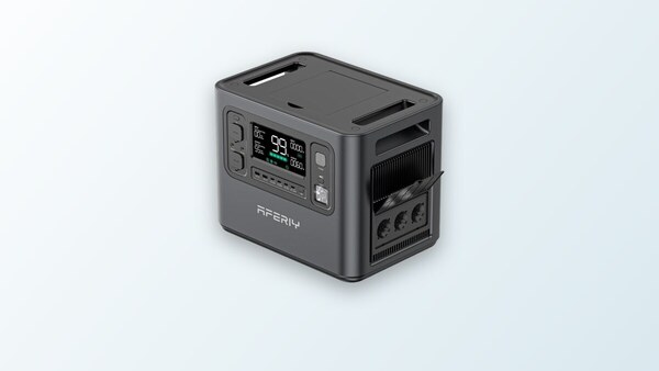Aferiy P210 Powerstation auf dem Boden, LCD-Display zeigt den Ladezustand an