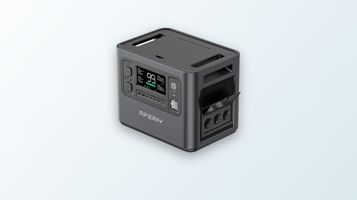 Aferiy P210 Powerstation auf dem Boden, LCD-Display zeigt den Ladezustand an