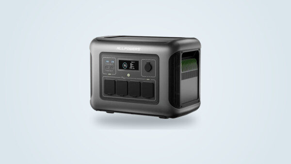 Station électrique portable Allpowers R1500 Lite de trois quarts, écran allumé et quatre prises secteur visibles sur la façade