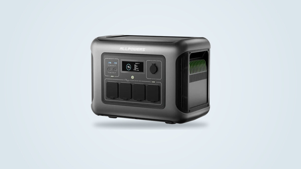 Station électrique portable Allpowers R1500 Lite de trois quarts, écran allumé et quatre prises secteur visibles sur la façade