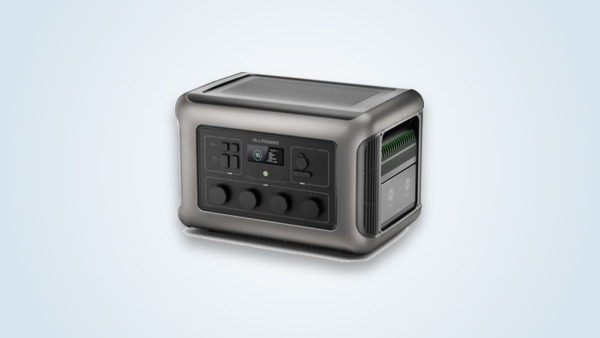 Tragbare Powerstation Allpowers R3500 V2, eingeschaltetes Display, Reihe von Steckdosen sichtbar