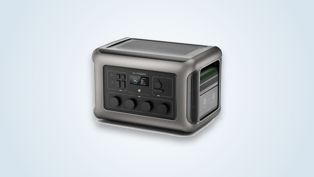 Tragbare Powerstation Allpowers R3500 V2, eingeschaltetes Display, Reihe von Steckdosen sichtbar
