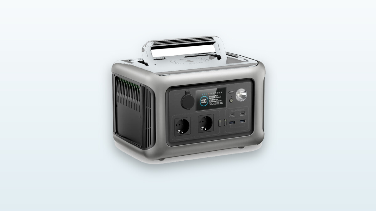 Power station portatile Allpowers R600 posata a terra, schermo LCD che mostra il livello di carica