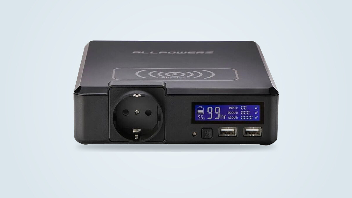 Allpowers S200 Powerstation schräg von vorne mit europäischer Steckdose, leuchtendem LCD-Display und kabelloser Ladefläche auf der Oberseite