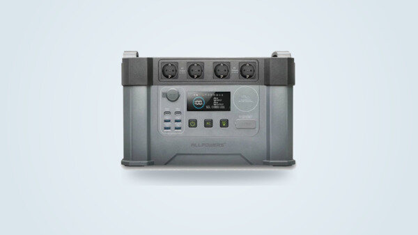 Tragbare Powerstation Allpowers S2000 Pro von vorne, Display eingeschaltet und vier Steckdosen sichtbar