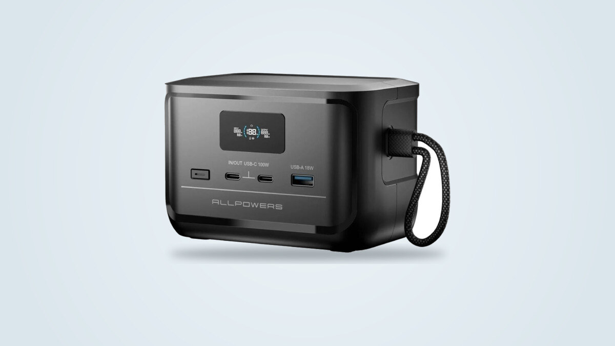 Estación de energía portátil Allpowers Solax P100 vista de tres cuartos, pantalla LCD encendida, dos puertos USB-C y un puerto USB-A visibles