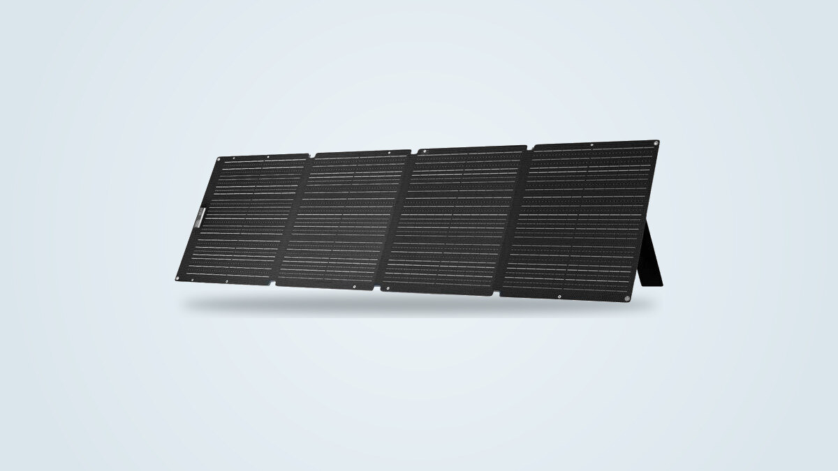 Pannello solare pieghevole Allpowers Solax SE200 montato in prospettiva, con i quattro segmenti monocristallini e il piedino integrato visibili su sfondo sfumato chiaro