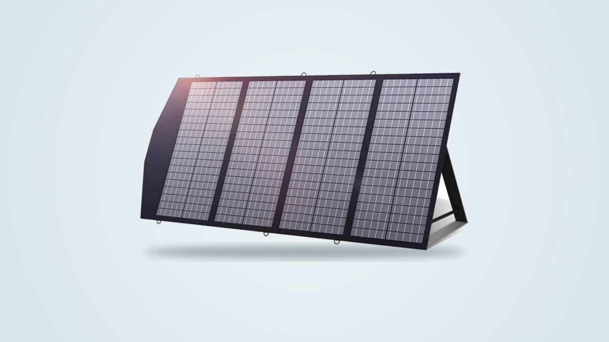 Faltbares Solarmodul Allpowers SP029 140 W schräg aufgestellt, seine vier Flügel und die verstellbare Stütze vor hellem Farbverlauf sichtbar