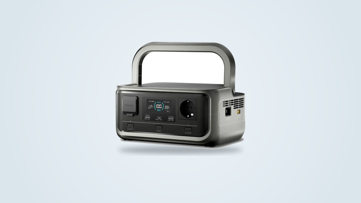 Power station portatile Allpowers Volix P300 di tre quarti, display acceso e presa visibile