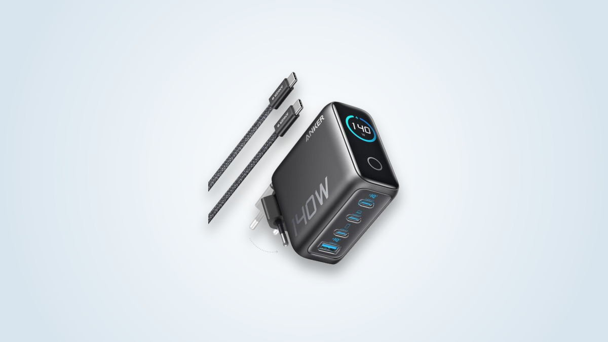 Anker 140W GaN Netzladegerät mit 4 Anschlüssen, eingeschaltetem Leistungsdisplay und eingeklappten Steckerstiften