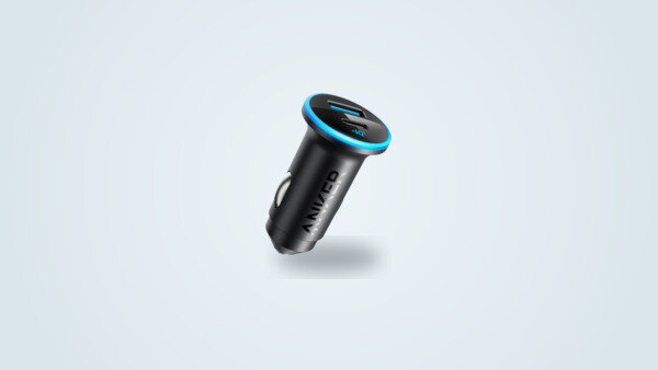 Cargador de coche Anker 323 visto de tres cuartos, con los puertos USB-C y USB-A y el anillo luminoso azul visibles