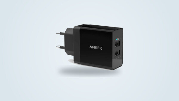 Cargador de pared Anker negro con dos puertos USB-A visto de tres cuartos, clavijas europeas desplegadas