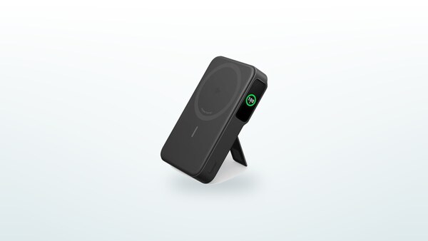 Magnetische Anker MagGo Powerbank auf der Rückseite eines iPhones befestigt, LCD-Display zeigt den Ladestand an, Ständer ausgeklappt