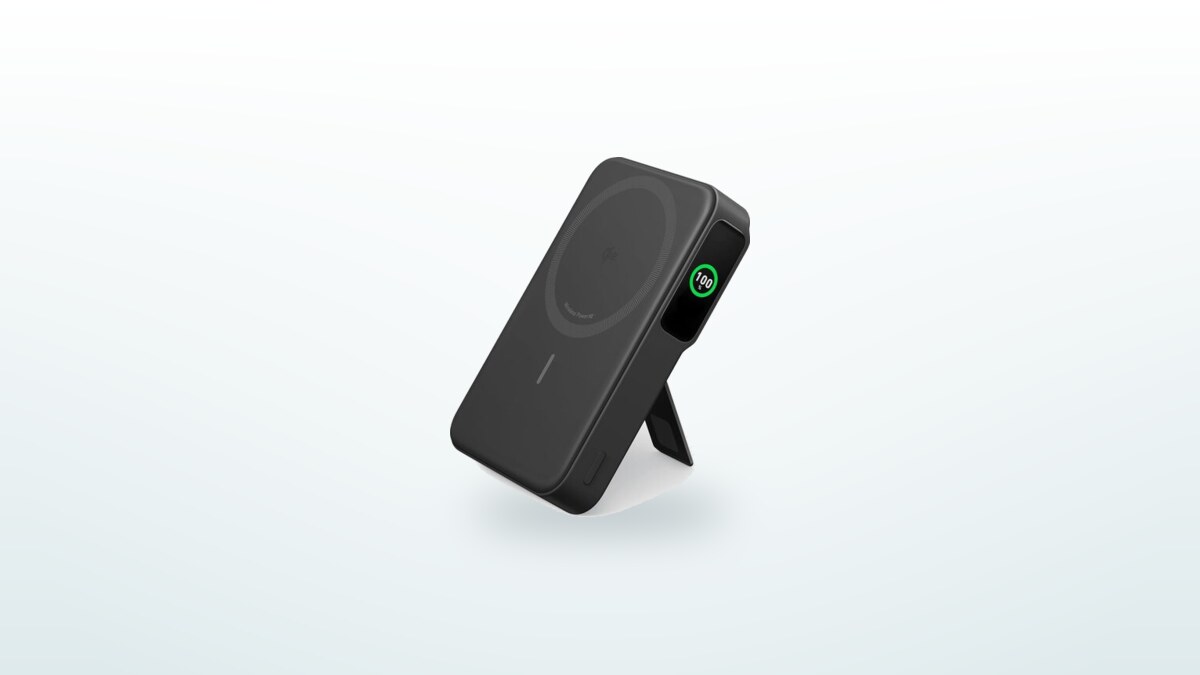 Magnetische Anker MagGo Powerbank auf der Rückseite eines iPhones befestigt, LCD-Display zeigt den Ladestand an, Ständer ausgeklappt