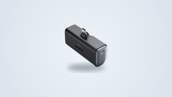 Power bank Anker Nano A1653 negra con el conector USB-C integrado desplegado, apoyada en plano