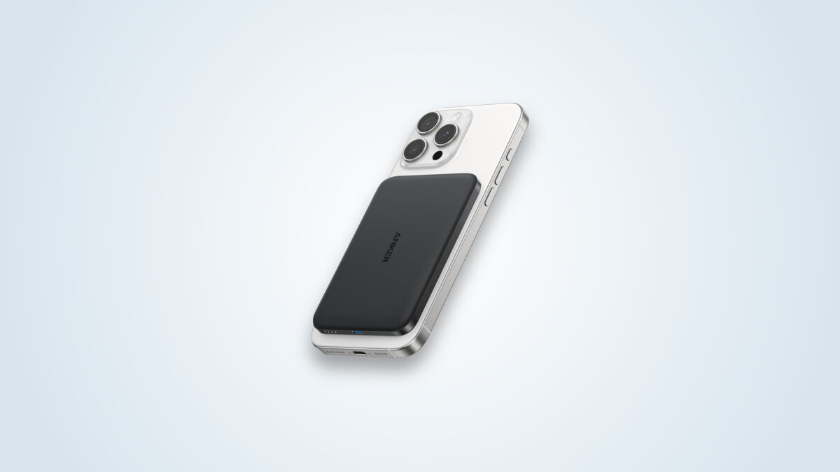 Powerbank Anker Nano A1665 per MagSafe Magnet an der Rückseite eines iPhones befestigt