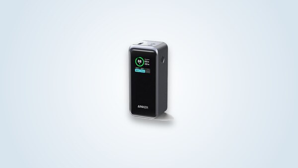 Externe Batterie Anker Prime 20000 200W stehend, farbiges Display eingeschaltet mit Anzeige von Prozentsatz und Ladeleistung