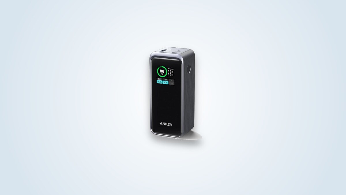 Batterie externe Anker Prime 20000 200W debout, écran couleur allumé affichant le pourcentage et le wattage de charge