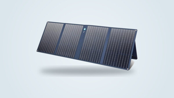 Panneau solaire pliable Anker Solix PS200 déployé, ses cellules bifaciales et son support arrière réglable visibles sur fond clair