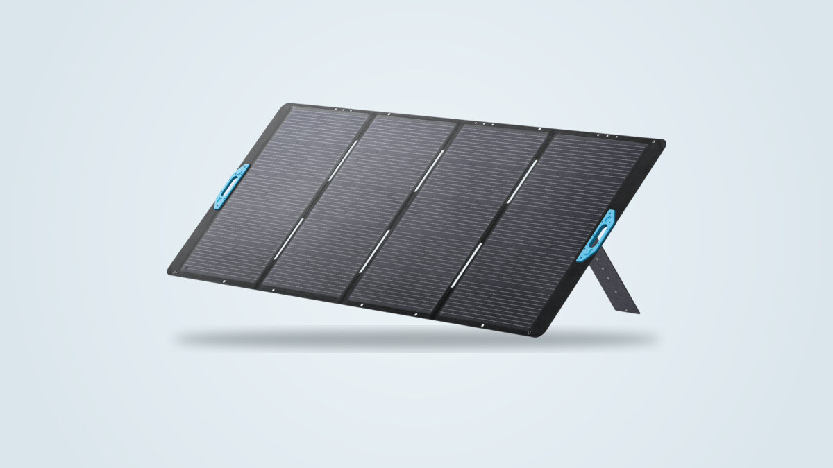 Panel solar plegable Anker Solix PS400 desplegado sobre su soporte, sus cuatro segmentos monocristalinos y asas azules visibles sobre fondo claro