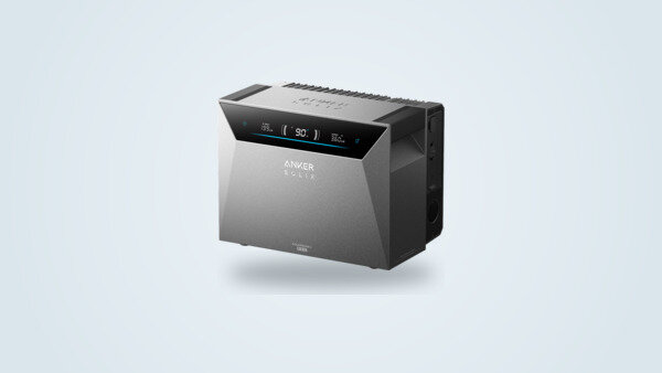 Batería de almacenamiento solar Anker Solix Solarbank 4 E5000 Pro sobre fondo claro, pantalla de control y puertos laterales visibles