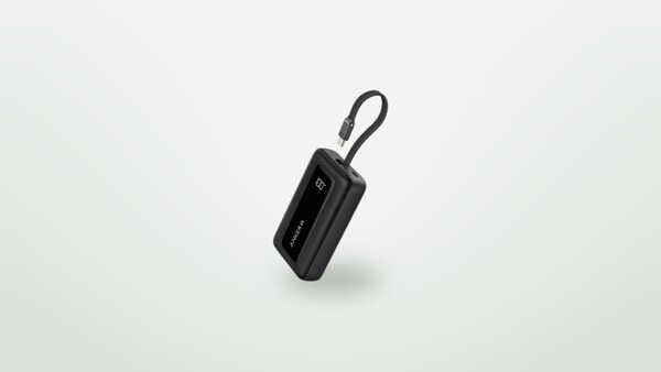 Externer Akku Anker Zolo 10000 mit integriertem USB-C-Kabel vor hellem Hintergrund
