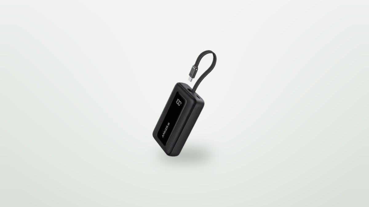 Externer Akku Anker Zolo 10000 mit integriertem USB-C-Kabel vor hellem Hintergrund