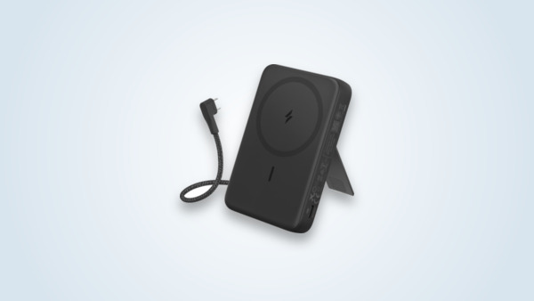 Powerbank Anker Zolo Magnetisch 10.000 mAh auf der Rückseite eines Smartphones befestigt, Ständer aufgeklappt