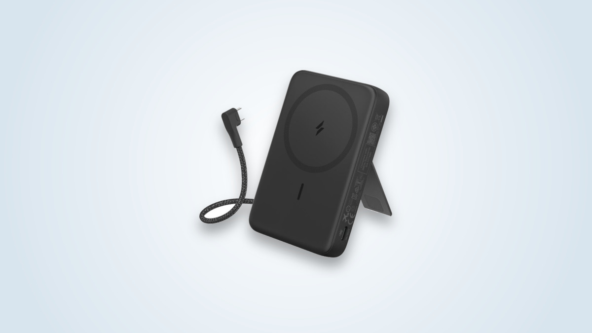 Powerbank Anker Zolo Magnetisch 10.000 mAh auf der Rückseite eines Smartphones befestigt, Ständer aufgeklappt