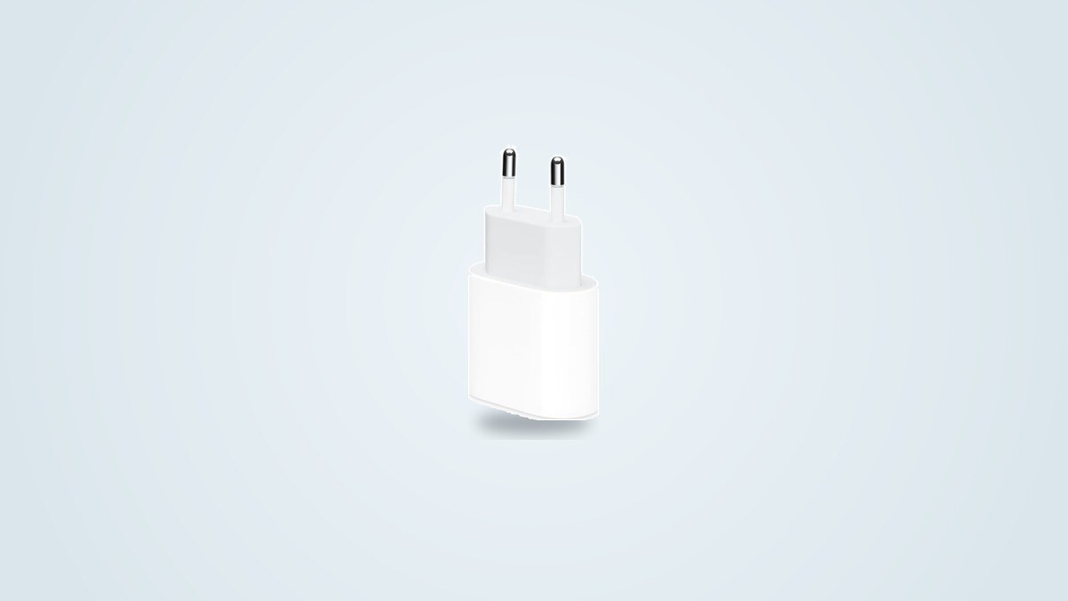 Alimentatore Apple 20W USB-C bianco visto di tre quarti, porta USB-C visibile con spinotti europei pieghevoli