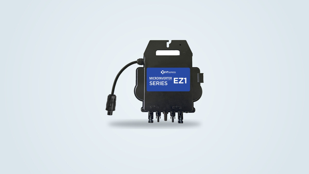 Microinverter solare APsystems EZ1-M visto di fronte, scocca nera con connettori MC4 e cavo di rete