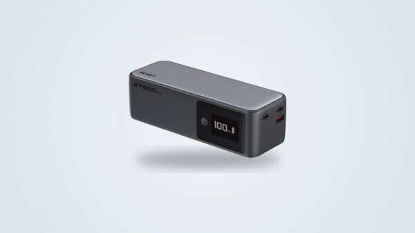 Batería externa Aukey PB-Y63 Spark Sling vista de tres cuartos, pantalla digital encendida mostrando 100 %, puertos USB-C y USB-A visibles en el extremo