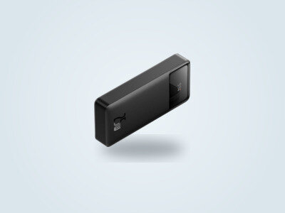 Power bank Baseus Bipow Pro 20000mAh di tre quarti, display digitale acceso con la percentuale di carica, con le due porte USB-A e la porta USB-C visibili