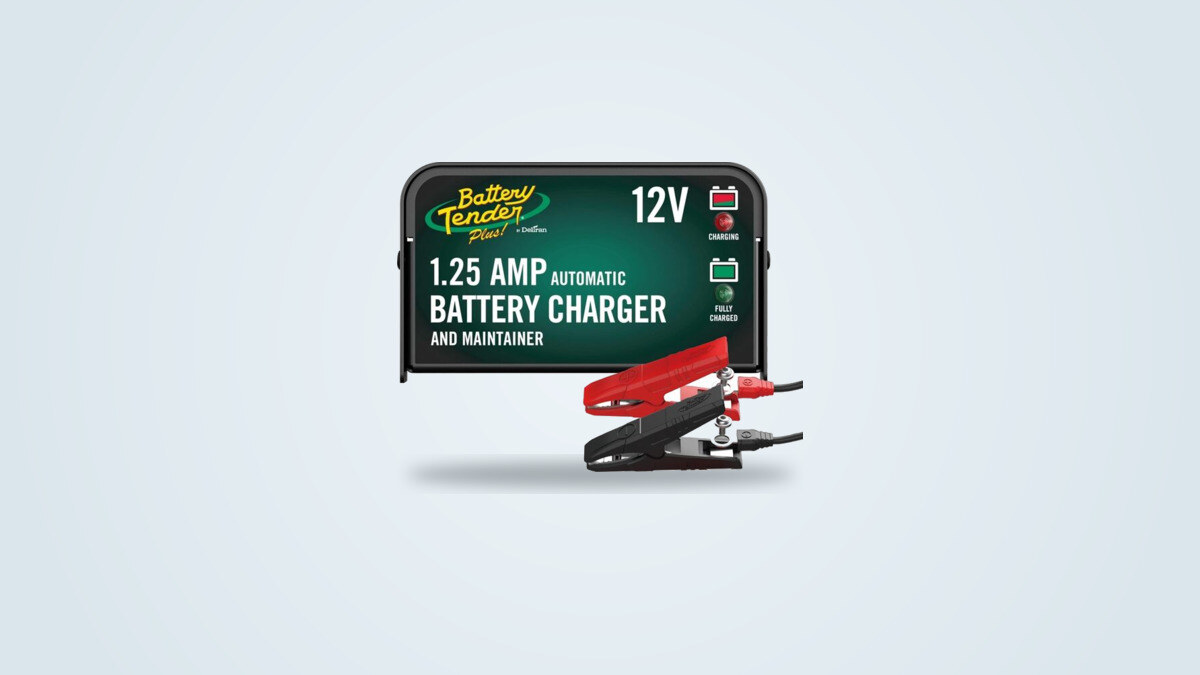 Mantenedor de batería Battery Tender Plus con carcasa negra y pinzas de conexión sobre fondo claro