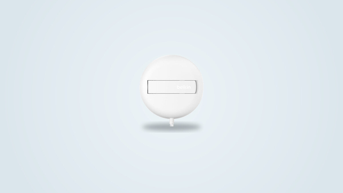 Caricatore wireless magnetico Belkin BoostCharge Pro Qi2 con iPhone agganciato