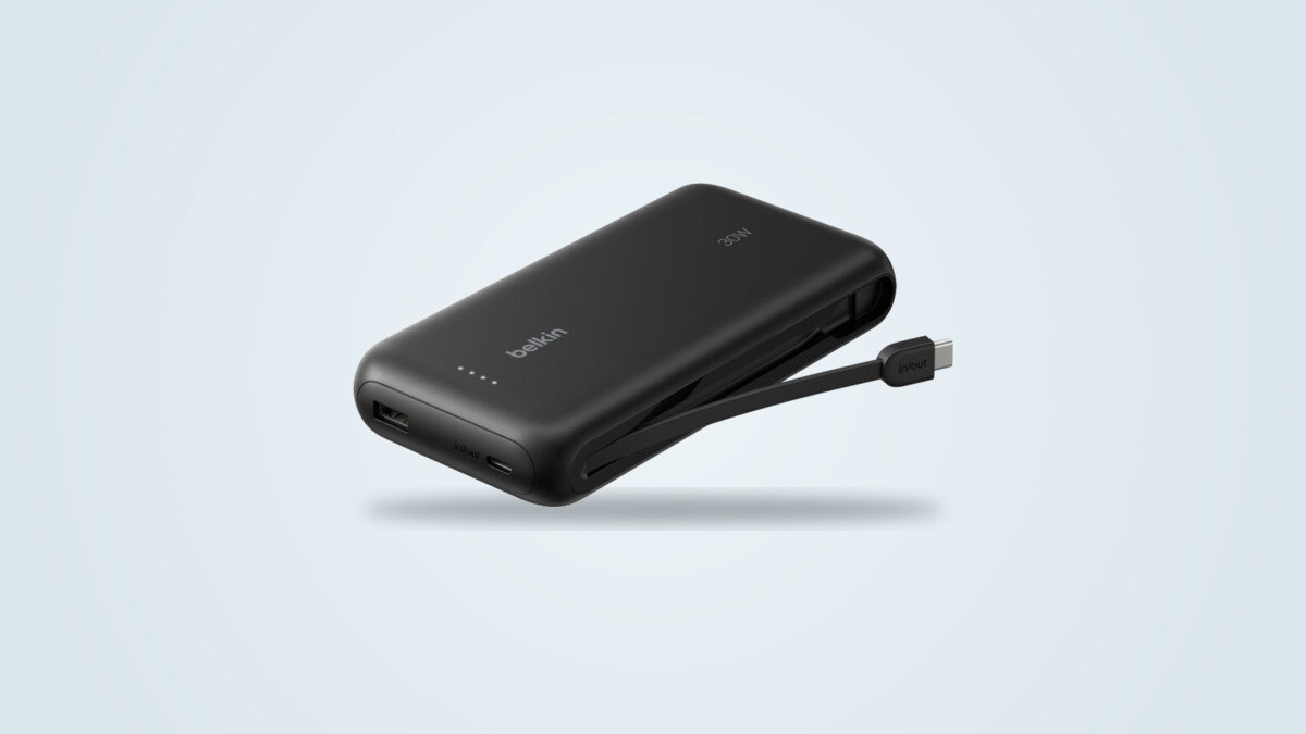 Belkin Gaming Power Bank 20K aus der Dreiviertelansicht, ausgeklapptes festes USB-C-Kabel, vier Ladestand-LEDs sichtbar