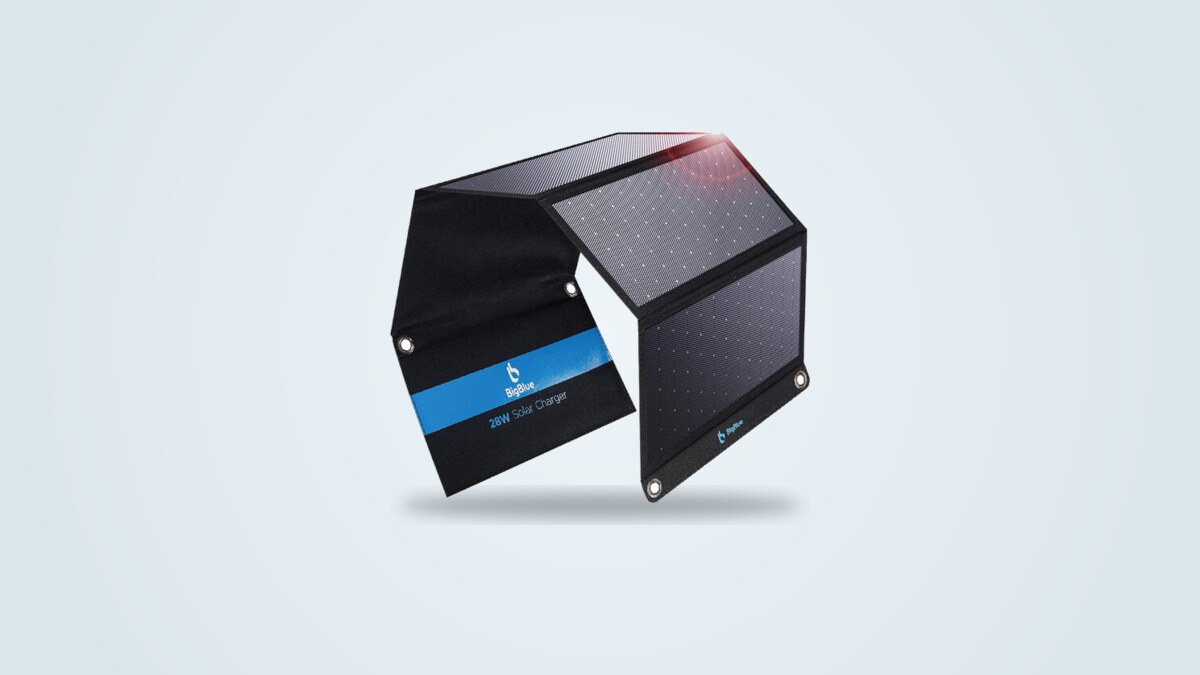 Panel solar plegable BigBlue 28W sobre fondo claro