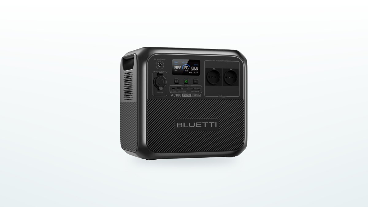 Estación eléctrica portátil Bluetti AC180 de tres cuartos, pantalla encendida y sus dos enchufes de 230 V a la vista