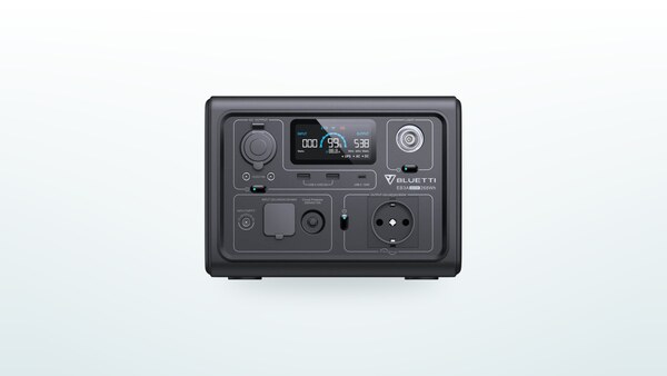 Kompakte Bluetti EB3A Powerstation auf dem Boden, Display zeigt den Ladezustand an