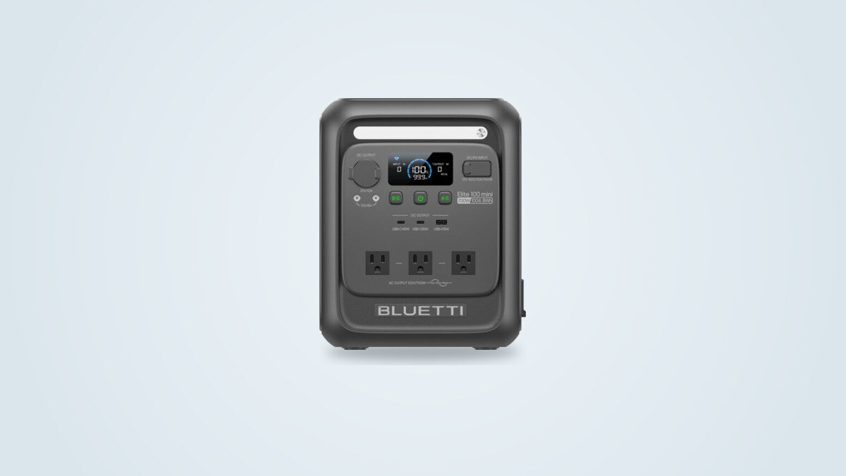 Bluetti Elite 100 mini Powerstation von vorne, farbiges Display eingeschaltet mit Leistungsanzeige, drei Steckdosen und USB-C-Anschlüsse sichtbar