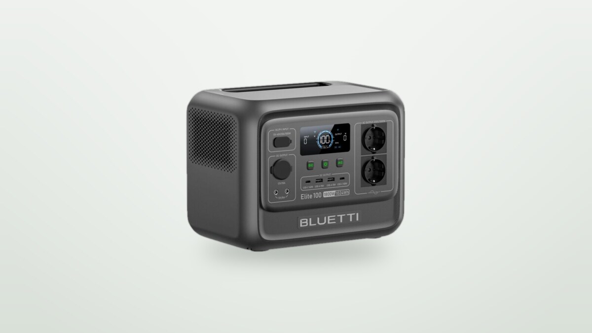 Stazione elettrica portatile Bluetti Elite 100 V2 vista di tre quarti, schermo acceso, due prese di corrente e porte USB visibili