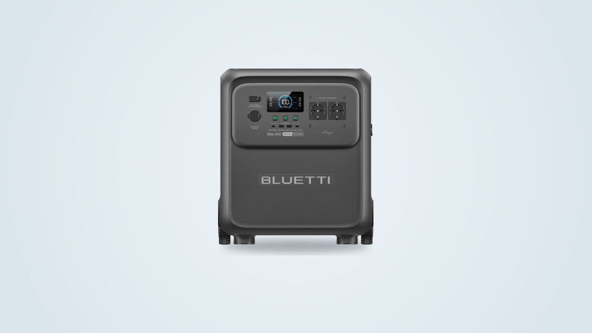 Estación de energía portátil Bluetti Elite 400 vista de frente, pantalla encendida con el nivel de carga y panel de control visible