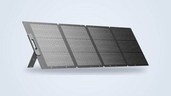 Panel solar plegable Bluetti MP200 200W desplegado en perspectiva sobre fondo claro, con sus cuatro segmentos monocristalinos, su asa de transporte y su pata regulable visibles