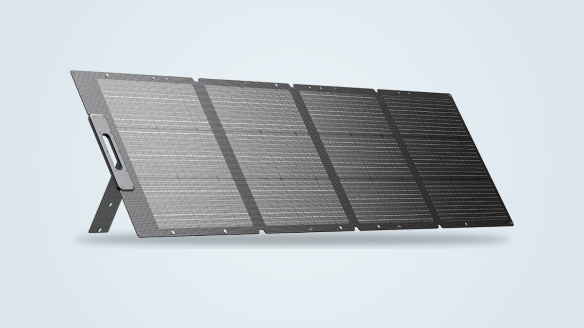 Panel solar plegable Bluetti MP200 200W desplegado en perspectiva sobre fondo claro, con sus cuatro segmentos monocristalinos, su asa de transporte y su pata regulable visibles