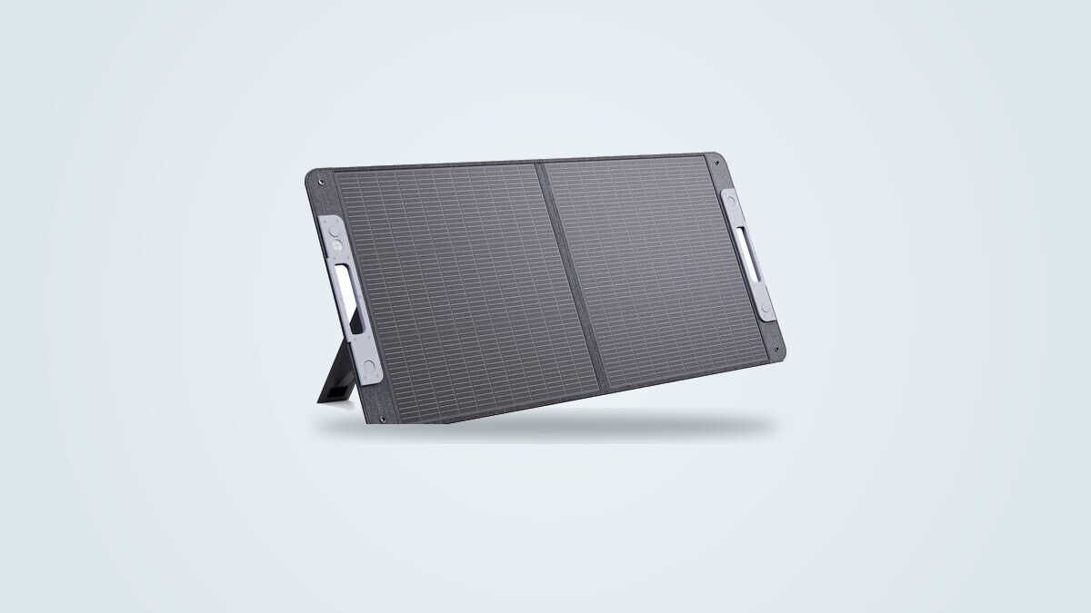 Pannello solare portatile pieghevole Callsun 110W aperto sui suoi due supporti, scatola di connessione e cavo cinque in uno visibili, su sfondo sfumato chiaro