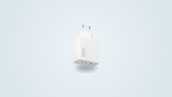 Cargador de red Xiaomi 90W HyperCharge de tres puertos, dos USB-C y uno USB-A, sobre fondo claro