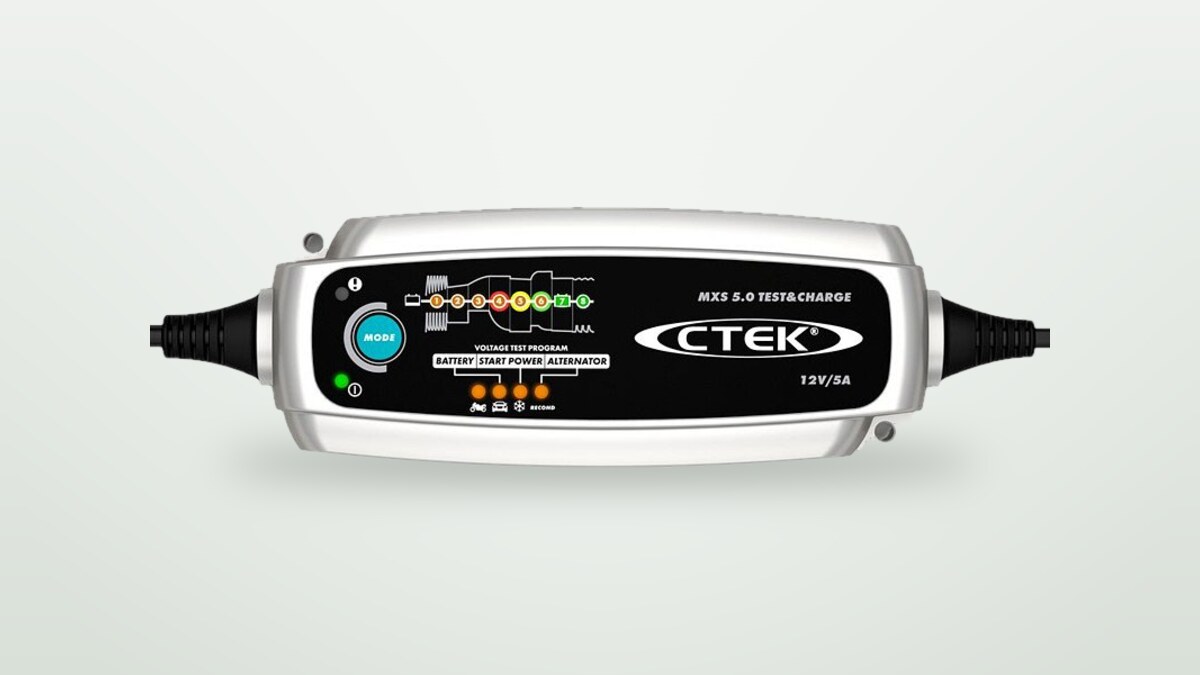 Caricabatterie CTEK MXS 5.0 con le sue pinze su sfondo chiaro