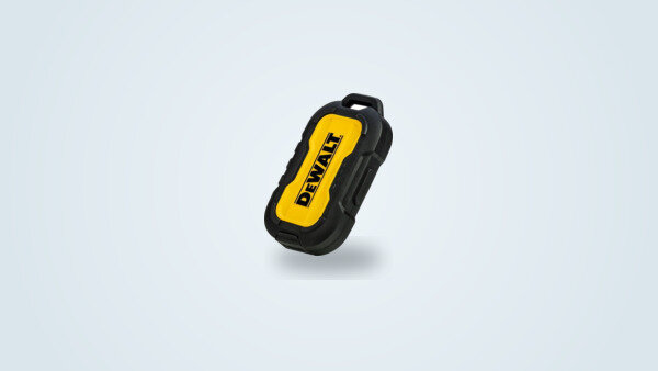 Powerbank DeWalt 10000 mAh vu de trois quarts, coque noire et jaune caoutchoutée avec mousqueton et cache de ports USB